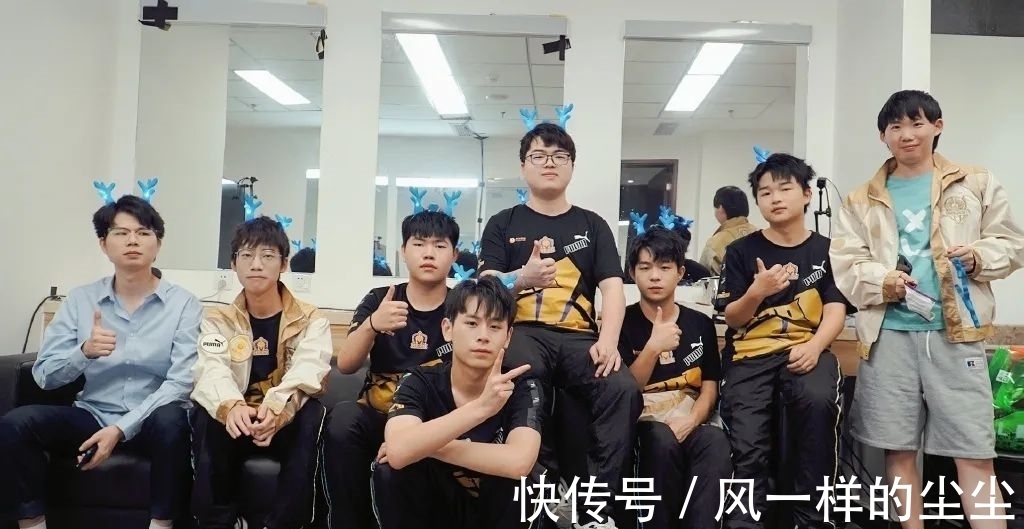 随后由侧翼 随后由侧翼